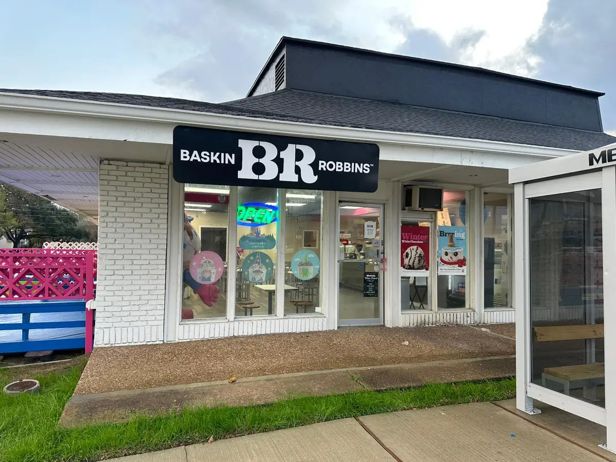 Illuminated cabinet storefront sign for Baskin Robbins franchise location in Houston, Texas